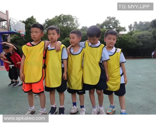 小孩追逐足球明星的梦想视频记录展现童真与激情的精彩瞬间