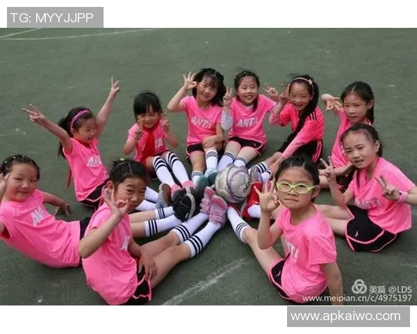 足球明星赛上的小女孩梦想与勇气的感人故事